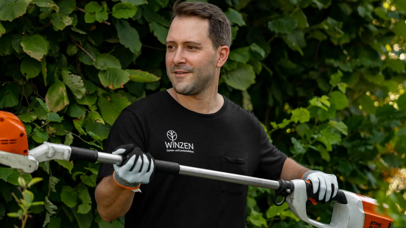 Stephan L. Winzen bei der Heckenpflege in einem Garten in Wiesbaden und Umgebung